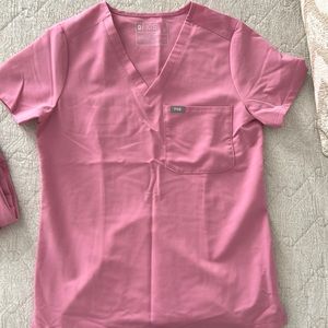 XS pink scrub top 💖